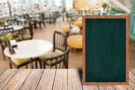 木桌上的黑板木框黑板标志菜单图片