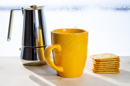 一杯咖啡咖啡咖啡制造机和饼干图片