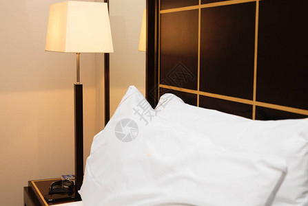 经典室内的双人床台灯和白色枕头的照片图片