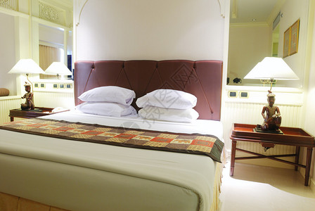 带特大号床的豪华酒店客房内部图片