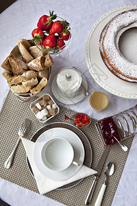 桌上的法式美味早餐图片