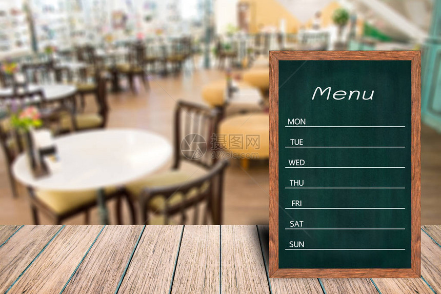 木桌上的框架餐厅留言板图片