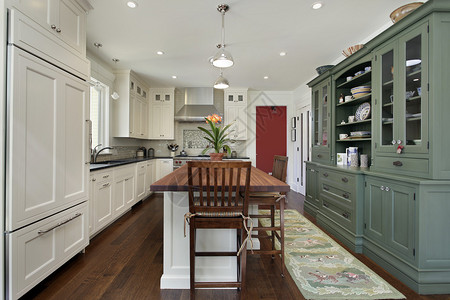 现代家居中的厨房带木顶岛图片