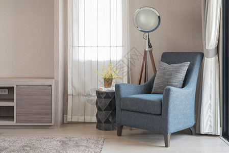 古典蓝沙发风格在客厅木地板上有灰色图片