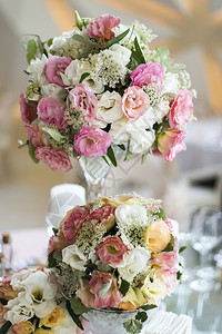 用鲜花装饰的婚宴餐桌图片