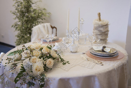 白色系婚礼宴席装饰背景图片