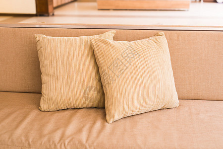 现代木制咖啡桌和有枕头的舒适沙发图片