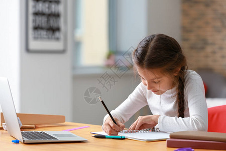 可爱的女孩在家做作业图片