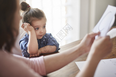 母亲教她的孩子写字这对图片