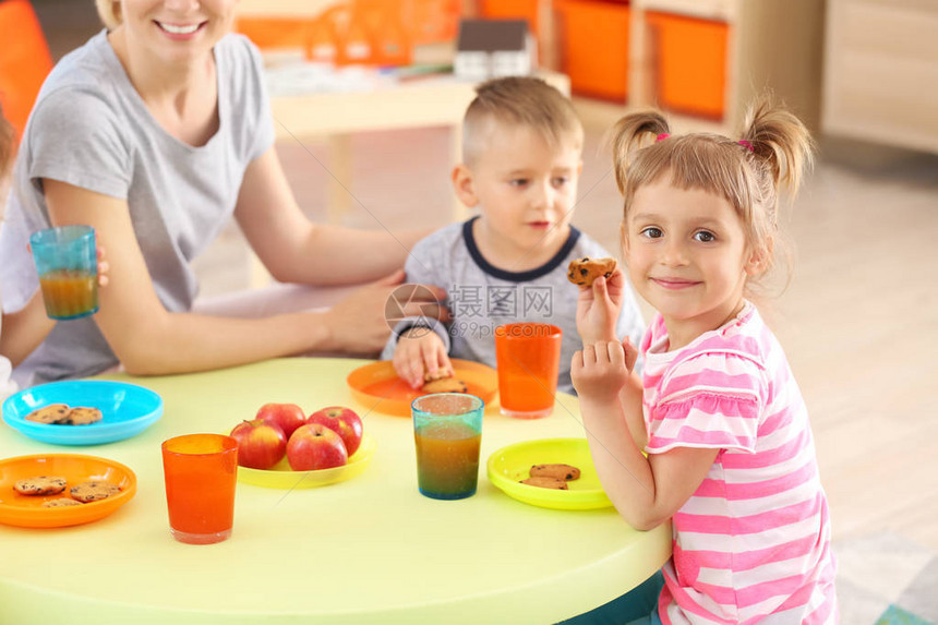 在幼儿园吃美味的午餐可爱的小孩子图片