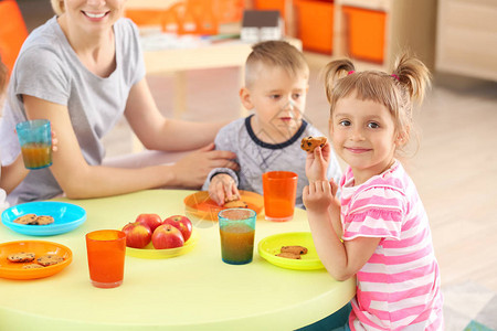 在幼儿园吃美味的午餐可爱的小孩子图片
