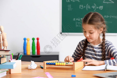 在教室做作业的可爱女孩背景图片