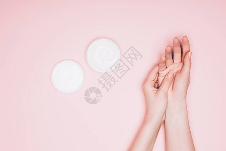 妇女使用手润湿奶油的针片将粉背景图片