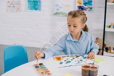 绘画与桌边刷笔画的彩色图片在桌子图片