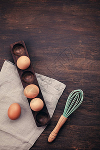 乡村背景下的木制鸡蛋中的棕色鸡蛋图片