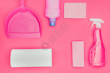粉红色隔离的清洁用品和工具图片