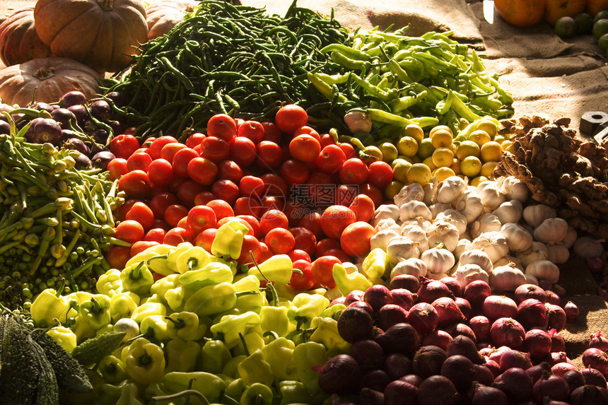 科伦比市场上的新鲜水果和蔬菜番茄洋葱图片