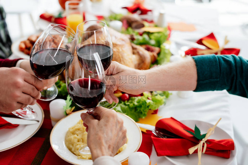 在用烤火鸡在餐桌上庆祝感恩节时图片