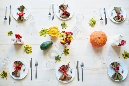 盛装精美的晚餐桌顶景色准备用于感恩节晚宴上面有彩色南瓜草莓枝木叶图片