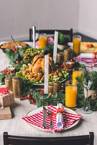 美丽的圣诞美满的餐桌配图片