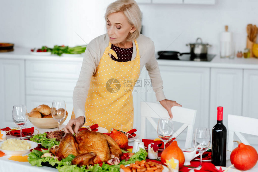 在家厨房做感恩晚宴的高图片