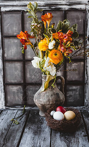 复活节鸡蛋在桌边陶瓷罐中盛满整洁的花朵图片