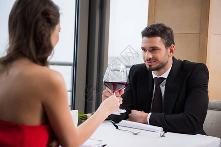 在圣情人节在餐厅的浪漫约会期间双杯红葡萄酒连环图片