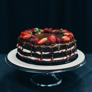 巧克力奶油蛋糕配草莓和覆盆子图片