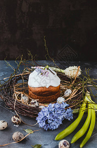 复活节蛋糕在桌上有蛋和图片