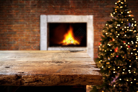圣诞节和新年背景与空的深色木制甲板桌在圣诞树和模糊的光散景产品蒙太奇的空显示质朴的背景图片