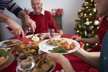 在圣诞节吃晚餐的幸福家庭图片