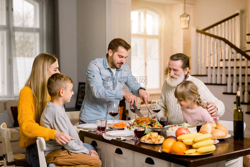 庆祝感恩节传统家庭晚餐概念家人有节日晚宴和父亲图片