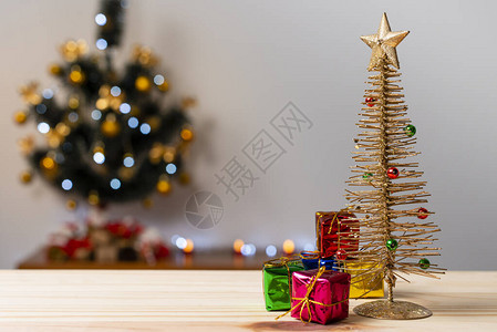 圣诞装饰在木制桌子上圣诞节的背景图片