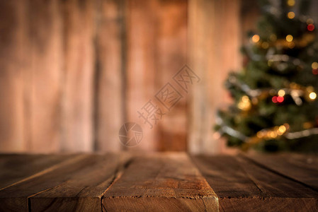 旧木板桌顶底有模糊的圣诞树可用于显背景图片