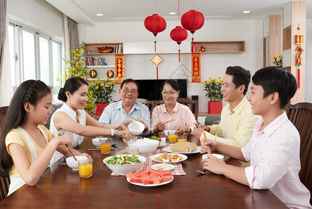 亚裔家庭在庆祝新年图片