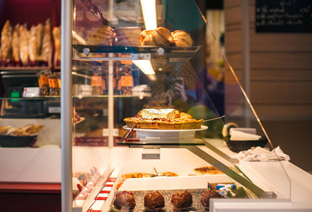 法国面包店橱窗购物的细节图片