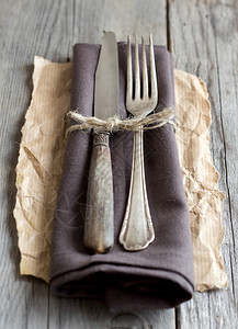 餐巾纸和工艺纸上的复古餐桌设置图片