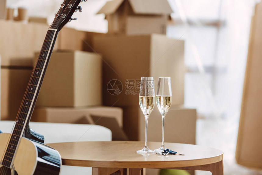 在新公寓内用香槟吉他和纸板盒贴上玻图片