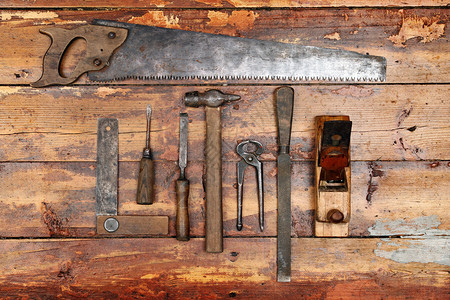木制背景上的老式手工具图片