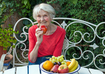 快乐的老年健康女人在花园里放松坐在木板图片