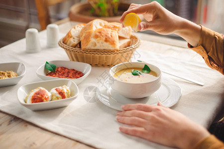 土耳其传统美味食品来自小扁豆汤绿菜开胃菜和木制餐桌面包旅游女图片