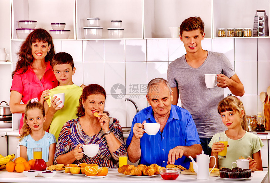 带着孩子的幸福大家庭在吃早餐三代图片