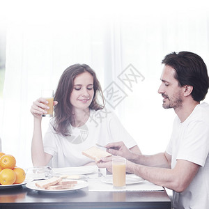 夫妇在家一起吃早餐图片