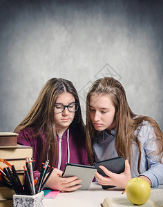 阅读电子书的年轻女学生图片