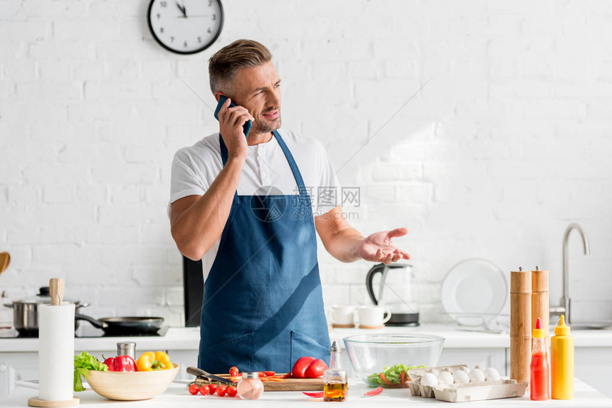 成人男子在厨房用图片