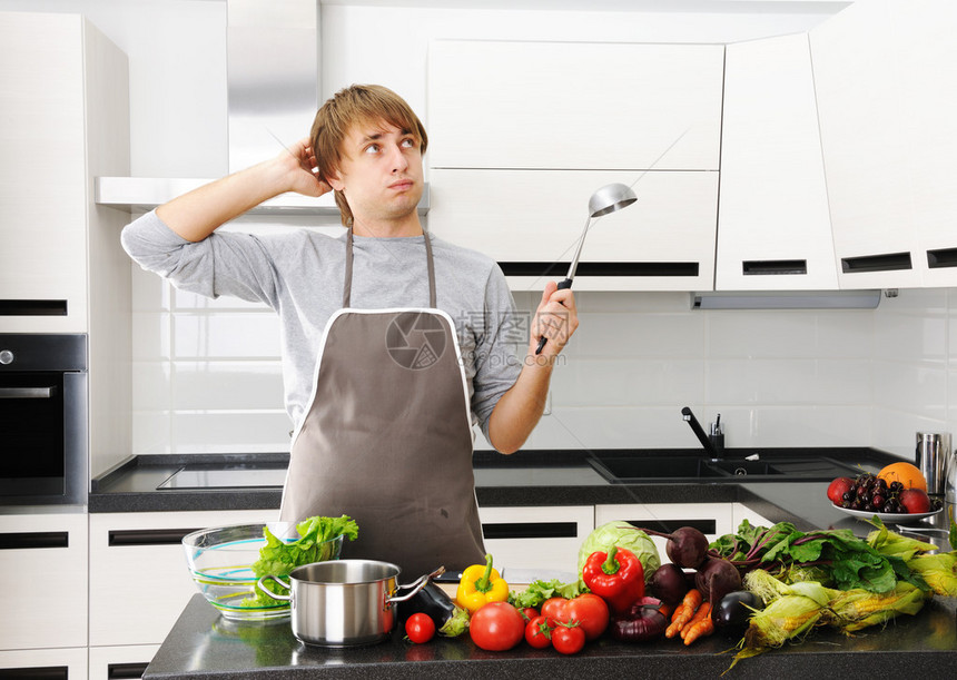 在现代厨房做饭的人图片
