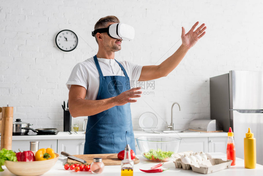 站在厨房的虚拟现实耳机中图片