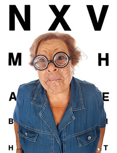 可以进行眼科检查的老年妇女图片