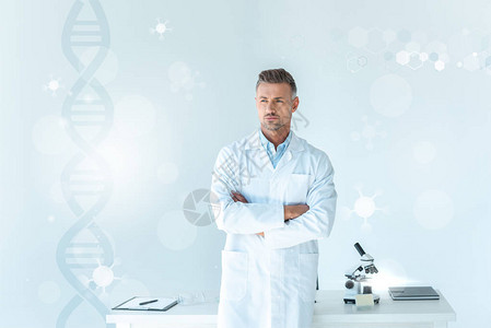 英俊帅气的科学家站在白桌旁与D图片