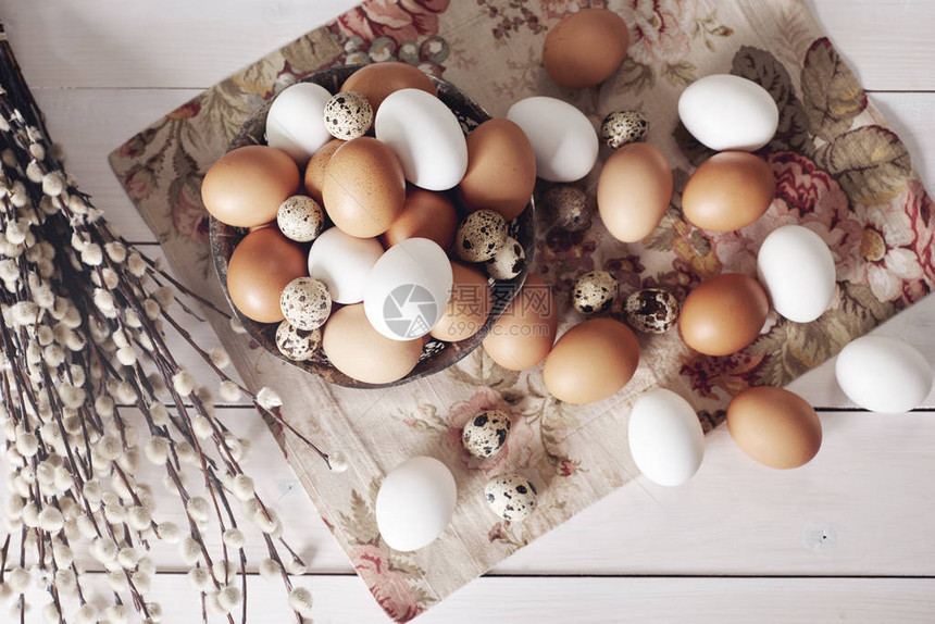 木桌上不同种类的鸡蛋图片